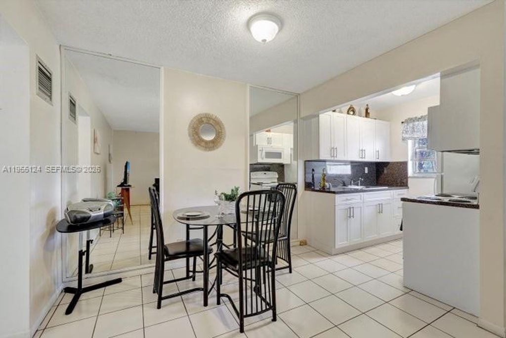 Image 6 of property listing at 2145 Pierce St 326, Hollywood, FL 33020