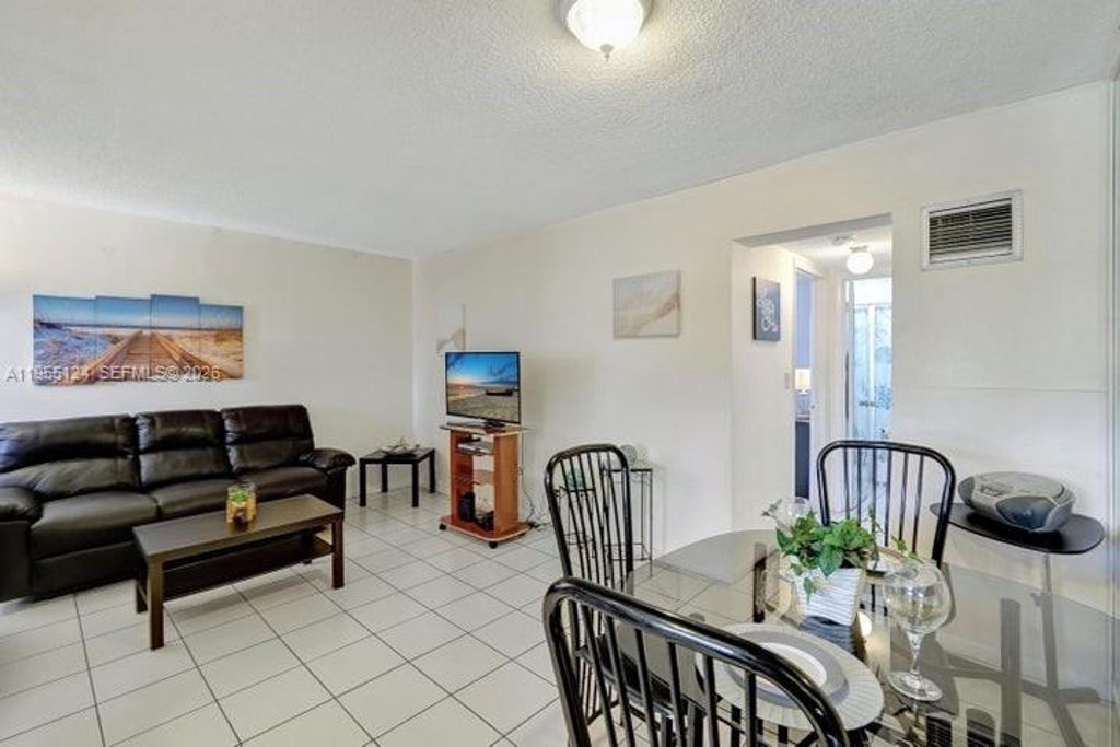 Image 8 of property listing at 2145 Pierce St 326, Hollywood, FL 33020