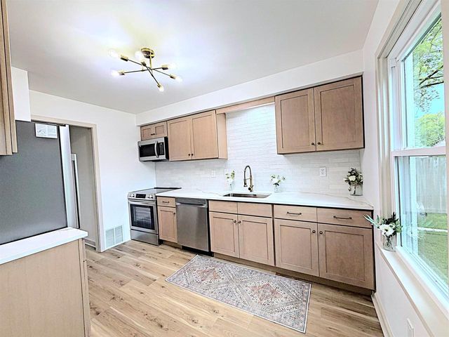 1133 MARQUETTE AVENUE, Green Bay, WI 54304