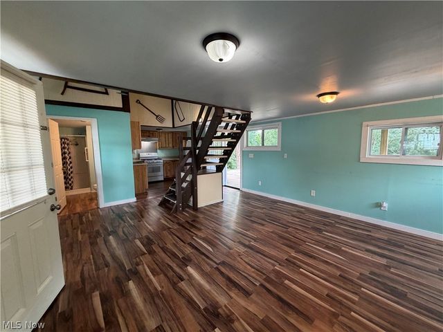 12 Hemlock Street, Elizabeth, WV 26143