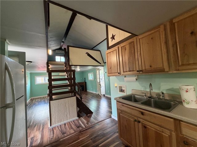 12 Hemlock Street, Elizabeth, WV 26143