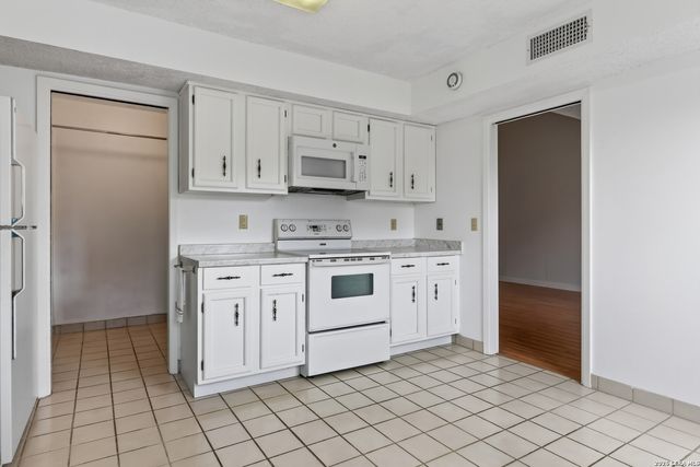 11303 Vance Jackson Rd Apt G4, San Antonio, TX 78230