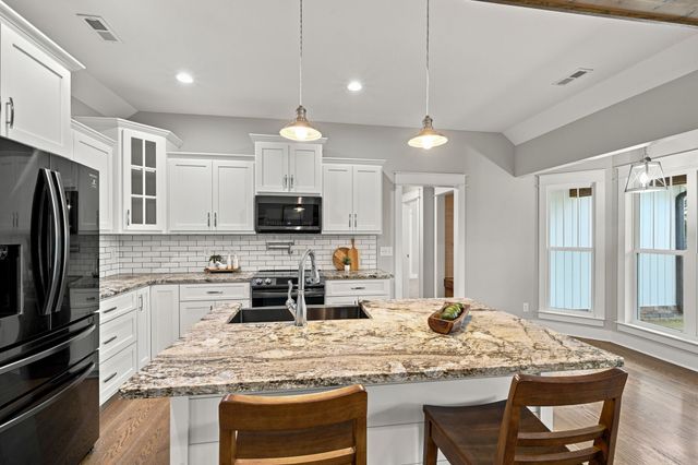 1174 Abiff Rd, Bon Aqua, TN 37025