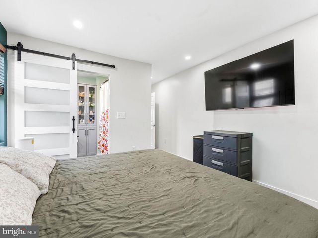 8 13TH ST, Burlington, NJ 08016