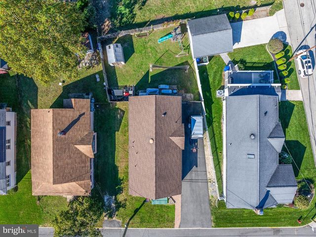 8 13TH ST, Burlington, NJ 08016