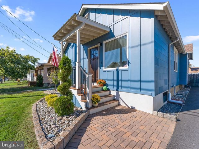 8 13TH ST, Burlington, NJ 08016