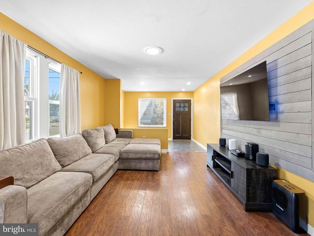 8 13TH ST, Burlington, NJ 08016