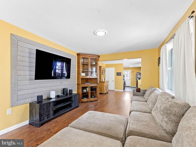 8 13TH ST, Burlington, NJ 08016
