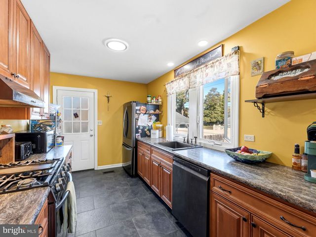 8 13TH ST, Burlington, NJ 08016
