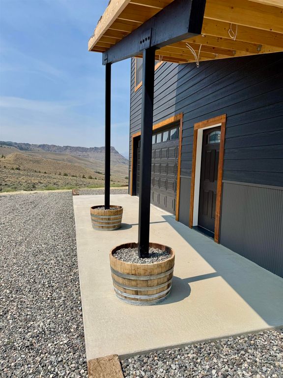 212 Hawk Dr, Wapiti, WY 82450 photo 2