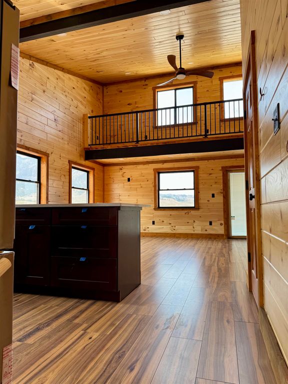 212 Hawk Dr, Wapiti, WY 82450 photo 4