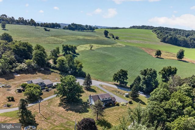 4124 LAWTON CT, Schnecksville, PA 18078
