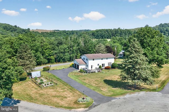4124 LAWTON CT, Schnecksville, PA 18078