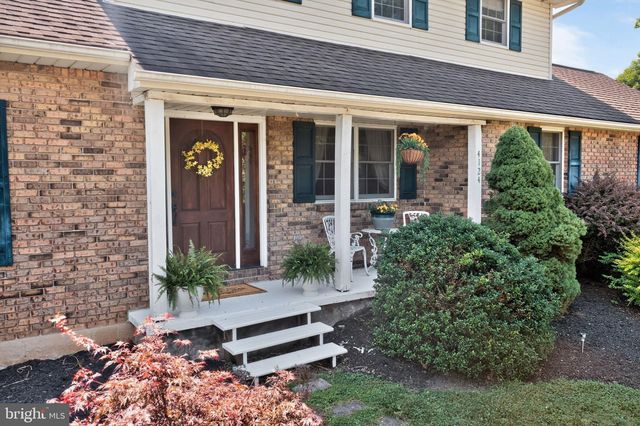 4124 LAWTON CT, Schnecksville, PA 18078