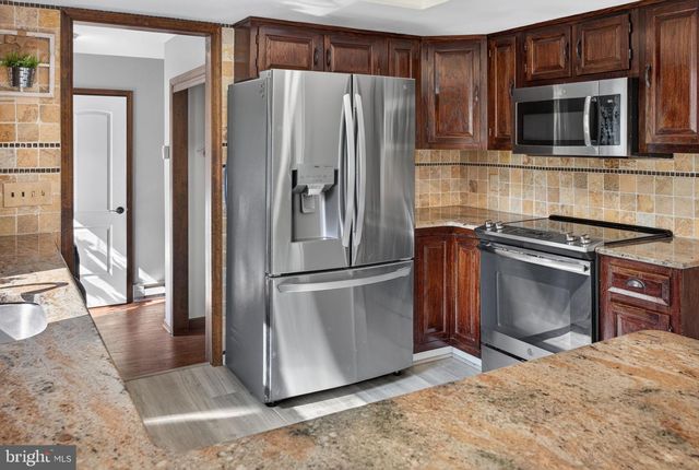 4124 LAWTON CT, Schnecksville, PA 18078