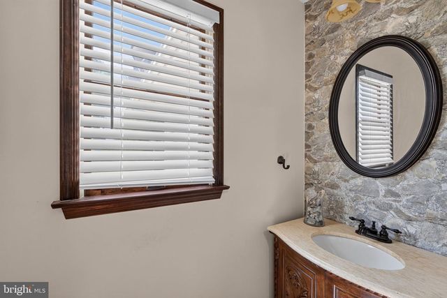 4124 LAWTON CT, Schnecksville, PA 18078