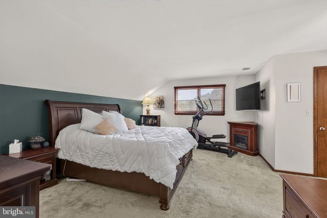 4124 LAWTON CT, Schnecksville, PA 18078