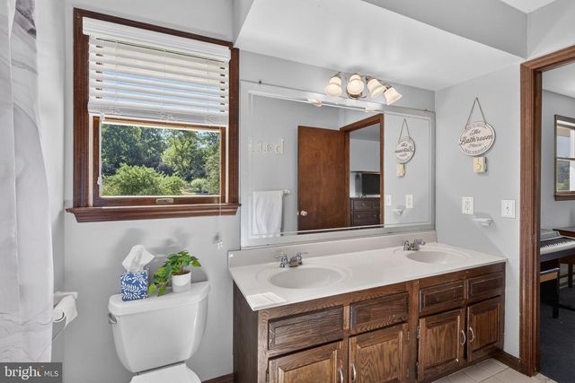 4124 LAWTON CT, Schnecksville, PA 18078