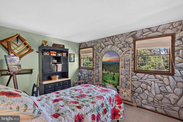 4124 LAWTON CT, Schnecksville, PA 18078