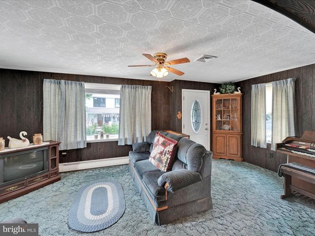 9 W MARKET ST, Myerstown, PA 17067