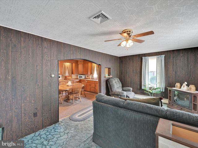 9 W MARKET ST, Myerstown, PA 17067