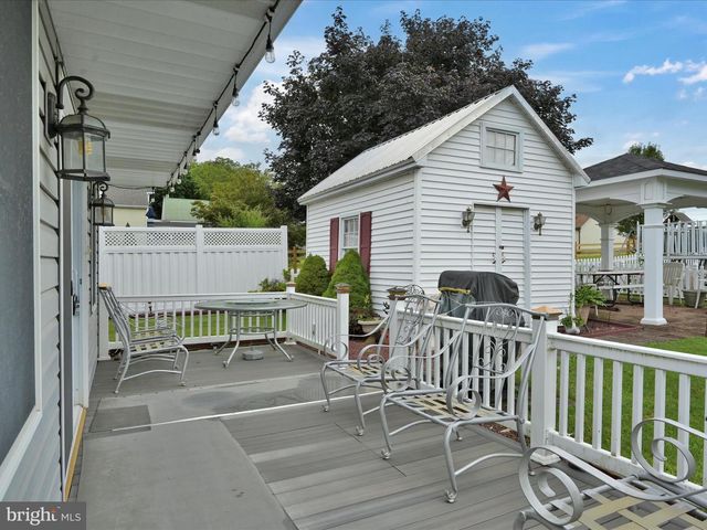 9 W MARKET ST, Myerstown, PA 17067