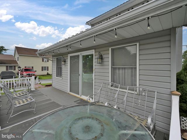 9 W MARKET ST, Myerstown, PA 17067