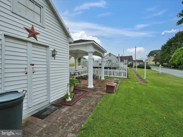 9 W MARKET ST, Myerstown, PA 17067
