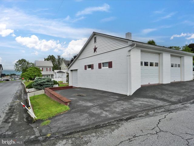 9 W MARKET ST, Myerstown, PA 17067