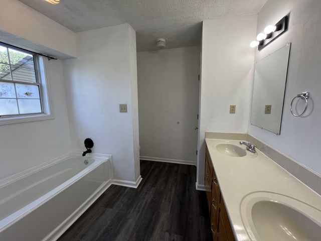 1130 Hunting Creek Ct, Clarksville, TN 37042