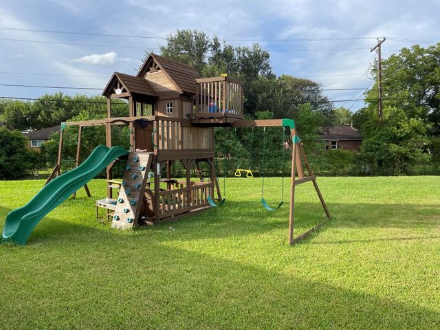 10 Gemstone Court, Angleton, TX 77515