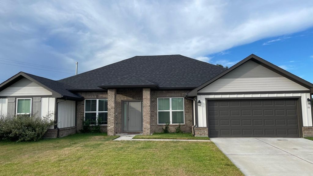 10 Gemstone Court, Angleton, TX 77515