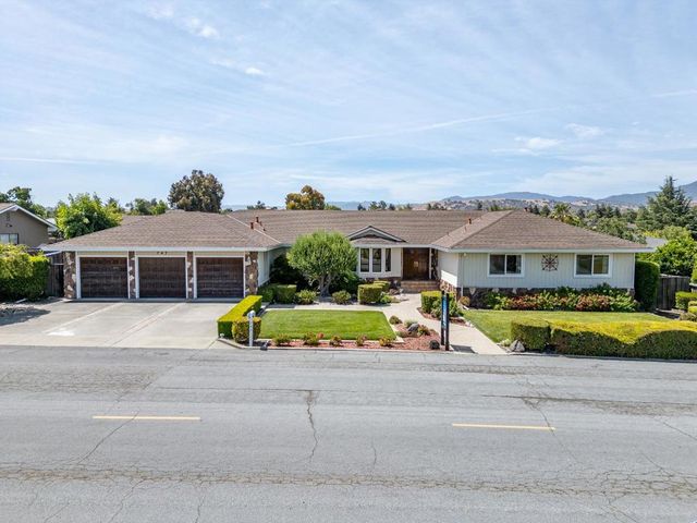 747 Ridgemark Drive, Hollister, CA 95023