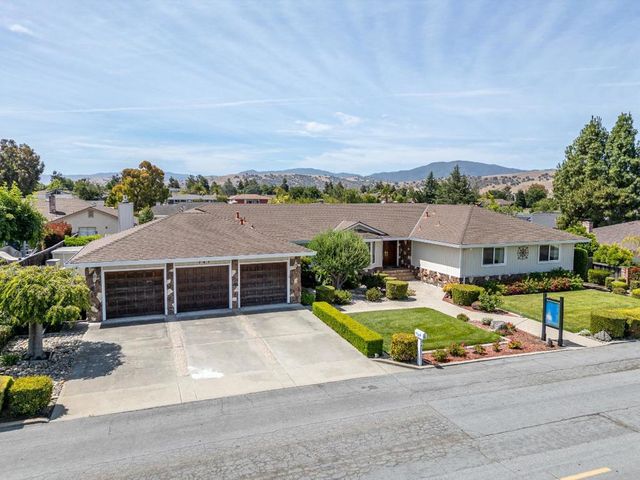 747 Ridgemark Drive, Hollister, CA 95023