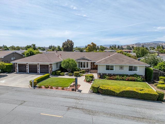 747 Ridgemark Drive, Hollister, CA 95023