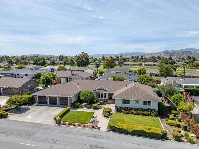 747 Ridgemark Drive, Hollister, CA 95023