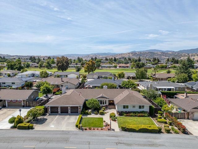 747 Ridgemark Drive, Hollister, CA 95023