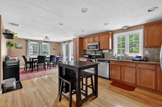 59 Arabian Dr, Taunton, MA 02780