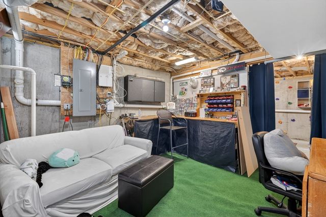 59 Arabian Dr, Taunton, MA 02780