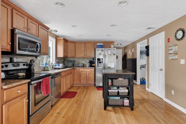 59 Arabian Dr, Taunton, MA 02780