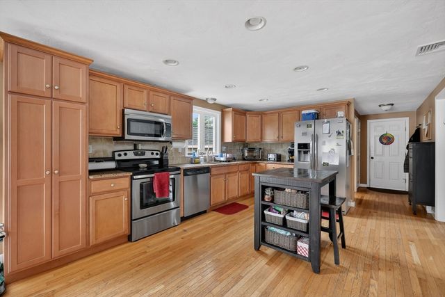 59 Arabian Dr, Taunton, MA 02780