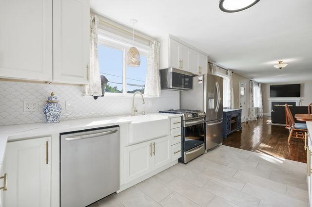 105 Edward St, Agawam, MA 01001