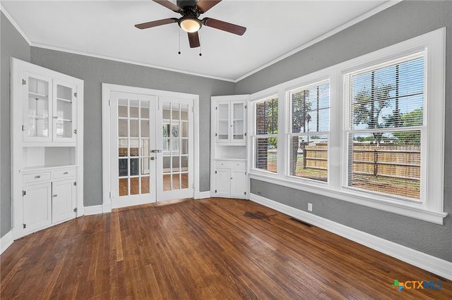 210 S Cedar Street, Seguin, TX 78155