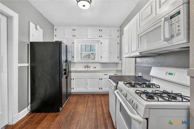 210 S Cedar Street, Seguin, TX 78155