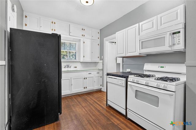 210 S Cedar Street, Seguin, TX 78155