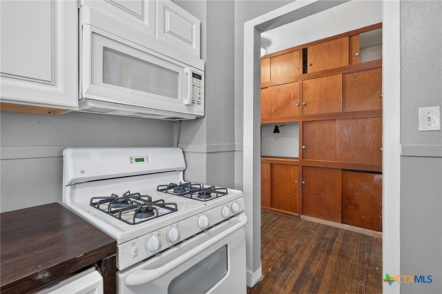 210 S Cedar Street, Seguin, TX 78155