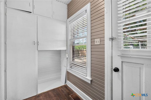 210 S Cedar Street, Seguin, TX 78155