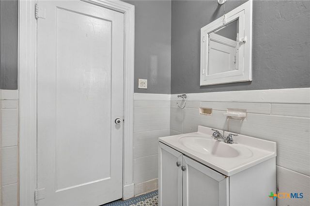 210 S Cedar Street, Seguin, TX 78155
