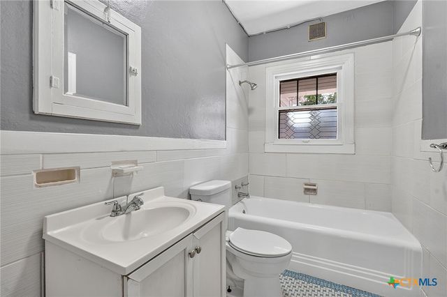 210 S Cedar Street, Seguin, TX 78155
