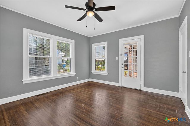210 S Cedar Street, Seguin, TX 78155